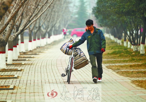 走在校園的小路上，帥氣的單車是我同伴，鼓鼓的行囊盛不下父母深深的惦念。