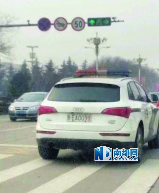 渭南市中院配備的奧迪Q 5警車在路上行駛。圖片來(lái)源：新浪微博