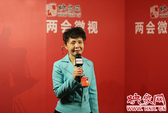 在映象網(wǎng)全國兩會北京演播室，全國人大代表、河南理工大學(xué)音樂學(xué)院副院長游吟歌做客《兩會微視》訪談.