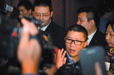 3月10日23時許，與馬航失聯(lián)航班部分乘客家屬乘坐同一航班的乘客在北京首都機場辦理值機手續(xù)。新華社