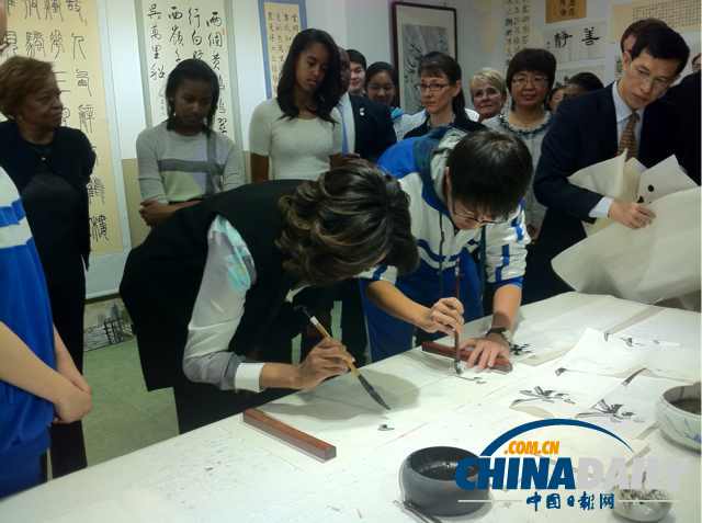 　北京時(shí)間3月21日，美國(guó)第一夫人米歇爾參觀北師大二附中時(shí)，與學(xué)生一起練習(xí)書(shū)法。
