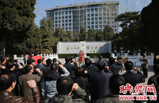 在焦裕祿紀(jì)念館，參觀的人絡(luò)繹不絕，一批批來自全國各地的黨員干部前來學(xué)習(xí)焦裕祿事跡