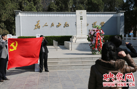 在焦裕祿紀(jì)念園，來自河南的黨員干部在焦陵前宣誓。