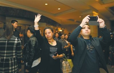 昨晚，麗都飯店，32位馬航失聯(lián)客機(jī)家屬準(zhǔn)備赴馬來西亞。新京報(bào)記者 侯少卿 攝