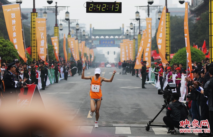 一名選手抵達終點后，高舉雙手慶祝。