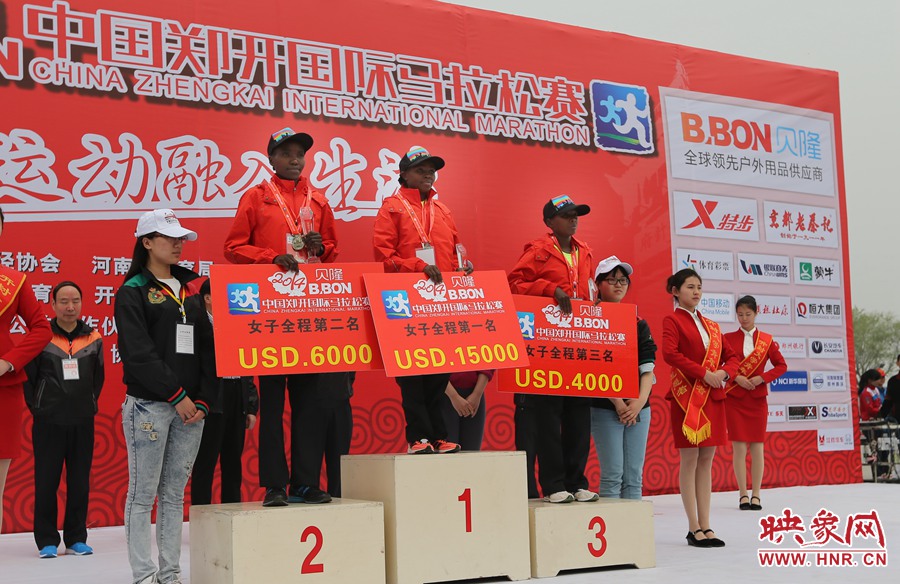 女子全程前三名選手。