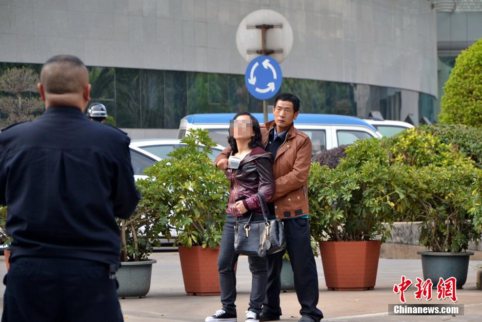 圖為劫持者與警方談判中。