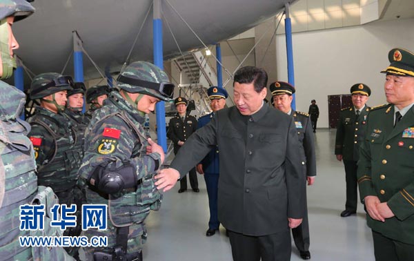 這是習近平同特戰(zhàn)隊員親切交談，詳細詢問他們的教學訓練和生活情況。