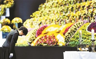 4月29日，韓國總統(tǒng)樸槿惠為“歲月”號沉沒客輪死難者默哀圖片/IC