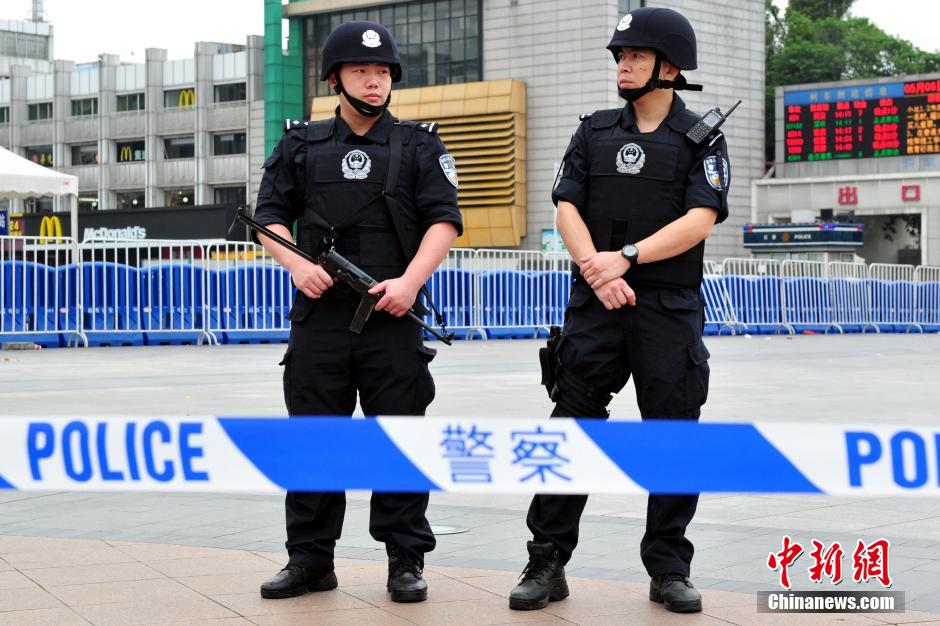 圖為廣州特警在案發(fā)現(xiàn)場戒備。