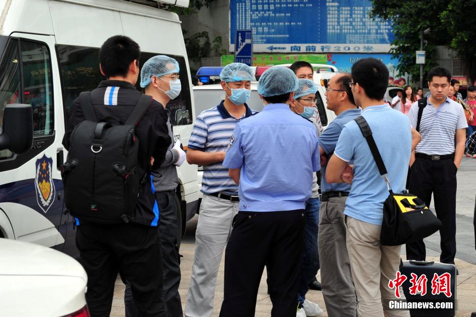 圖為警方在案發(fā)現(xiàn)場取證調(diào)查。