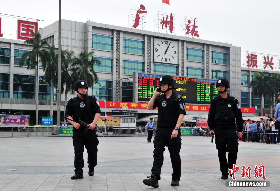 圖為廣州特警在案發(fā)現(xiàn)場戒備。