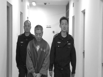向南夫被帶出監(jiān)室接受提審。警方供圖