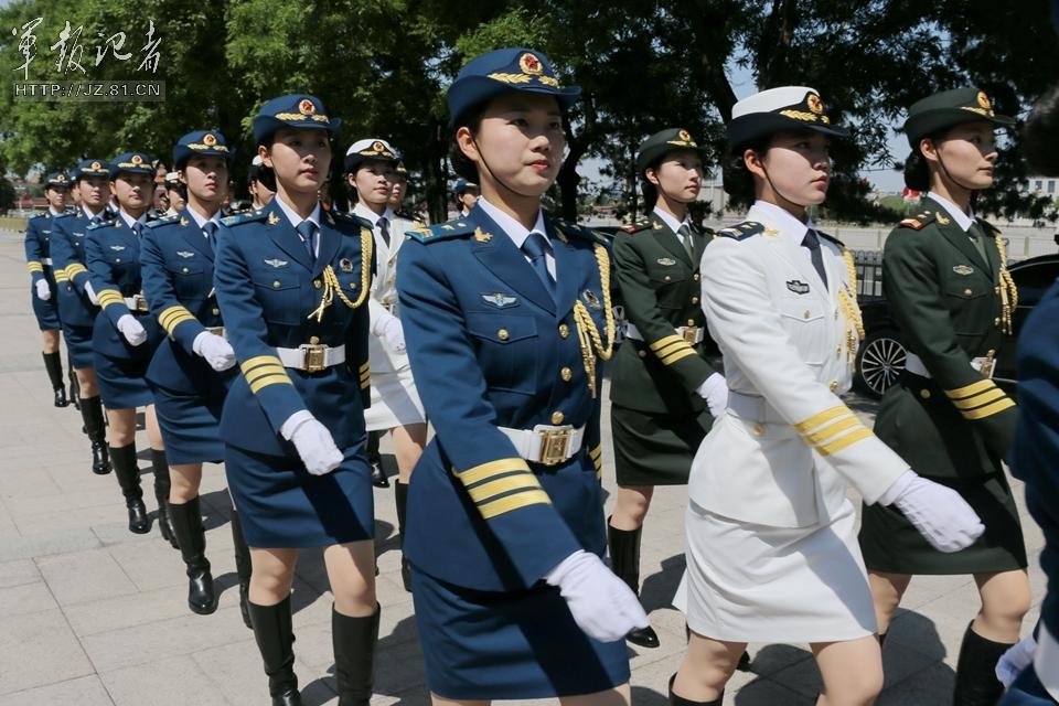 解放軍首批女儀仗兵亮相，90%以上擁有大專以上學(xué)歷，平均身高1.72米。圖為女兵儀仗隊。
