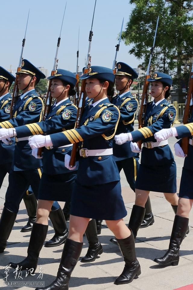 　解放軍首批女儀仗兵亮相，90%以上擁有大專以上學(xué)歷，平均身高1.72米。圖為女兵儀仗隊。