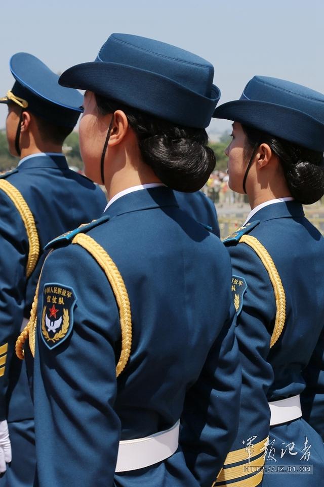 解放軍首批女儀仗兵亮相，90%以上擁有大專以上學(xué)歷，平均身高1.72米。圖為女兵儀仗隊。