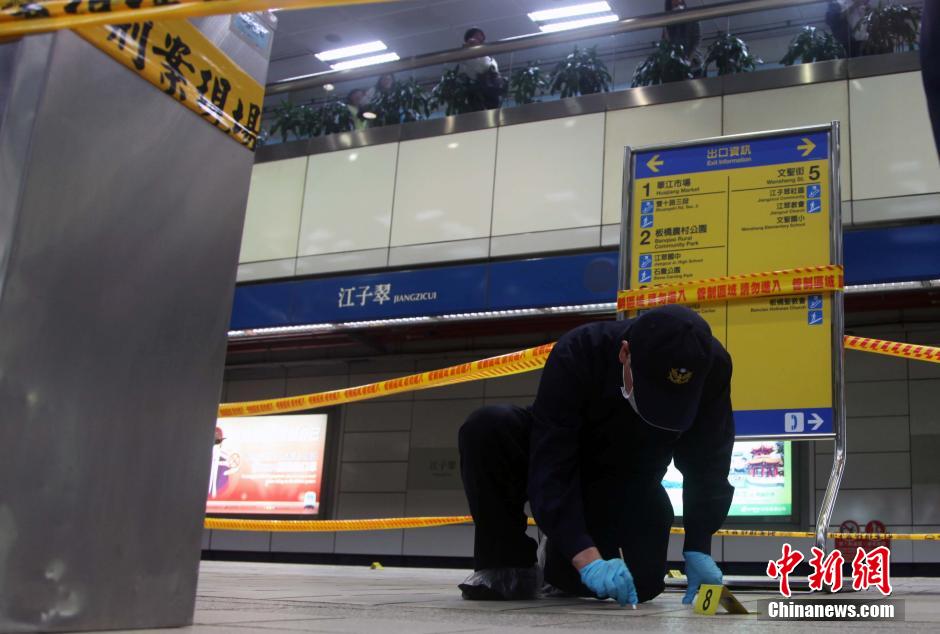 圖為新北市警察在現(xiàn)場勘查。中新社發(fā) 劉舒凌 攝