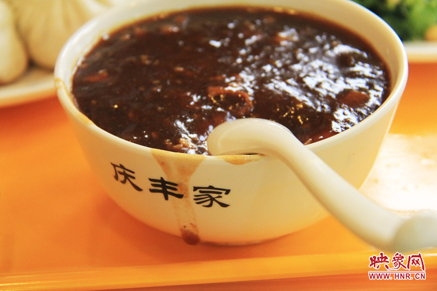 一碗炒肝,看上去也有滋有味。