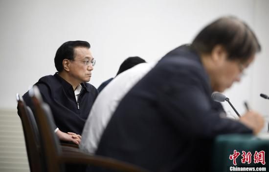 李克強(qiáng)在赤峰主持召開部分企業(yè)與金融機(jī)構(gòu)負(fù)責(zé)人座談會(huì)。