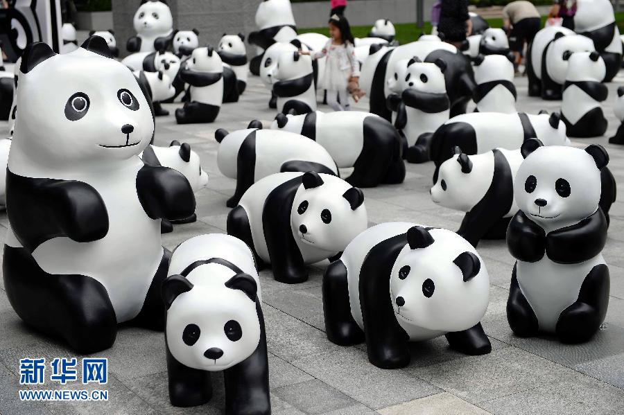 這是6月2日在上海靜安嘉里中心廣場拍攝的萌態(tài)百出的“熊貓”大軍。