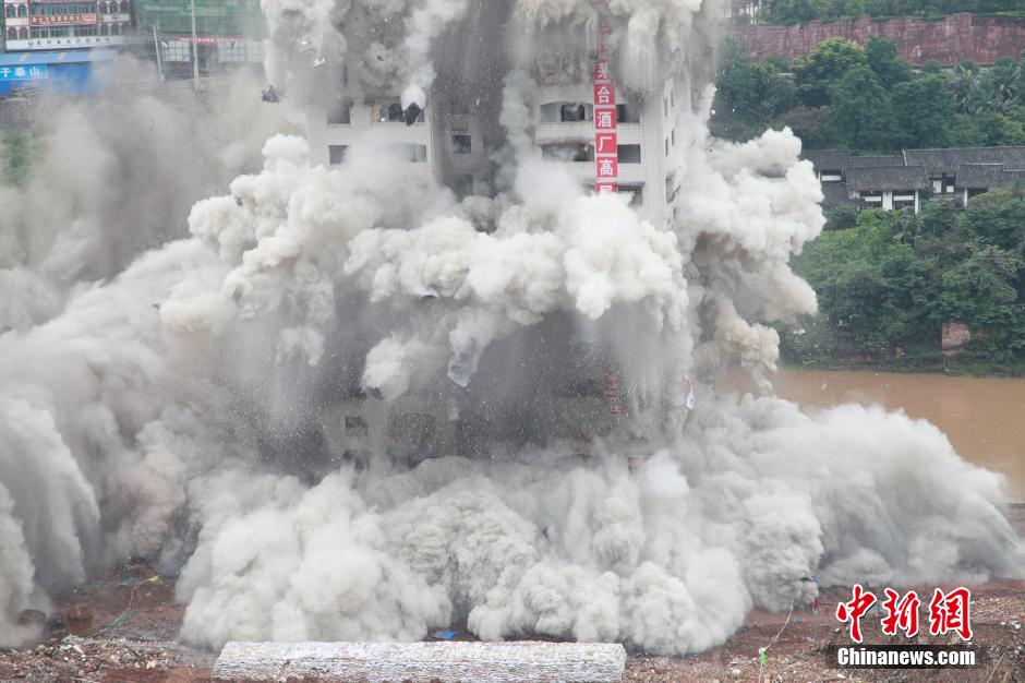 6月6日13時(shí)，貴州仁懷茅臺(tái)大橋及鐘樓整體爆破成功。