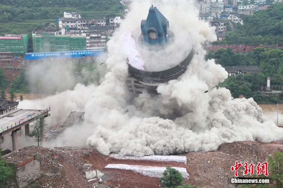 6月6日13時(shí)，貴州仁懷茅臺(tái)大橋及鐘樓整體爆破成功。
