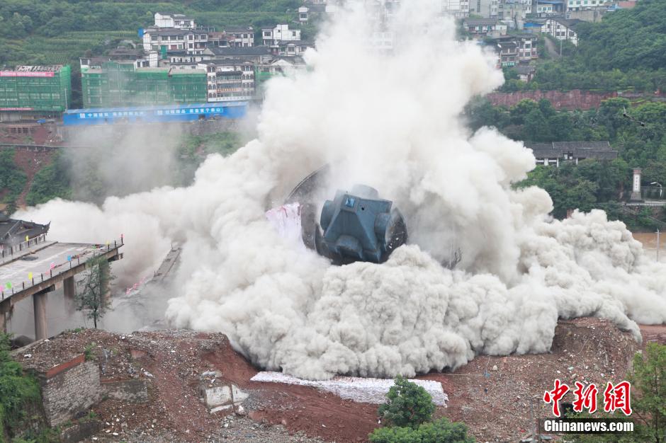 6月6日13時(shí)，貴州仁懷茅臺(tái)大橋及鐘樓整體爆破成功。