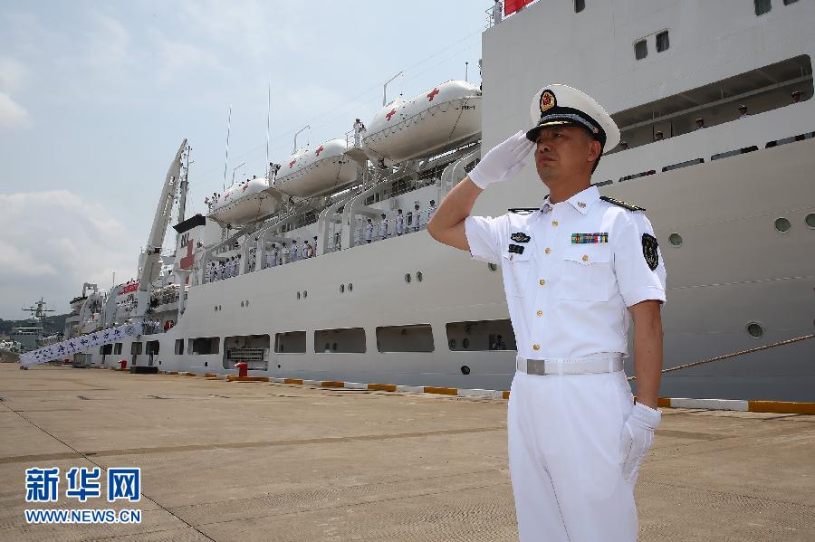  6月9日，在浙江舟山某軍港，和平方舟醫(yī)院船船長章榮華請示起航。