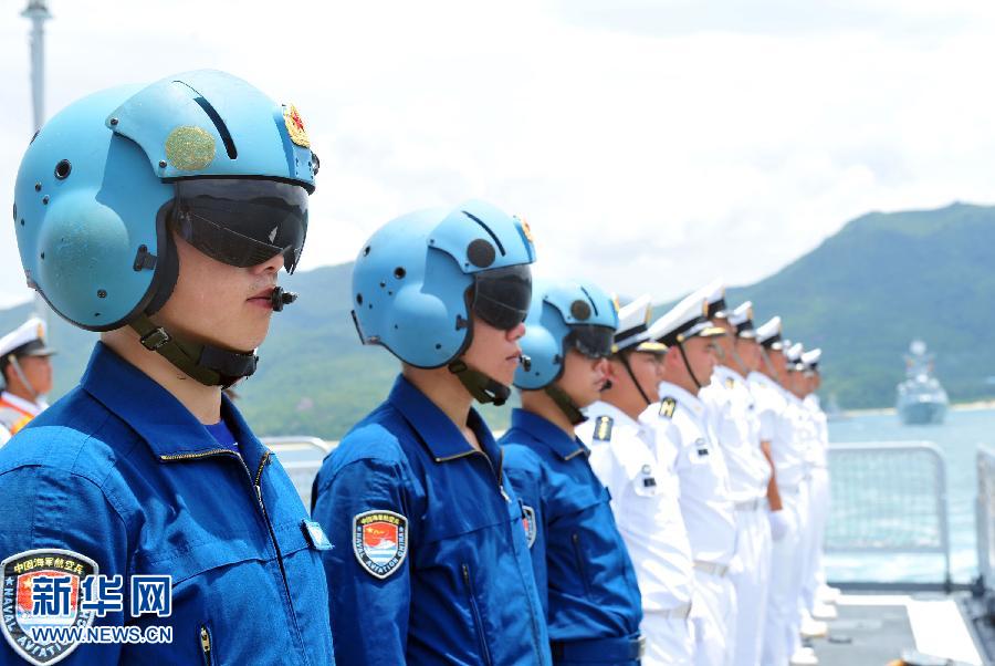  6月9日，在三亞某軍港，隨?？谂瀰⒀莸呐炤d直升機飛行員整裝待發(fā)。