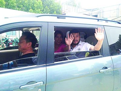 孫正龍和妻子、家人，揮手和醫(yī)護人員告別。張凌飛