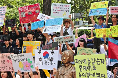 6月4日,韓國首爾,韓國慰安婦和民眾在日本駐韓大使館門前集會(huì),要求日本政府承認(rèn)并解決慰安婦問題。