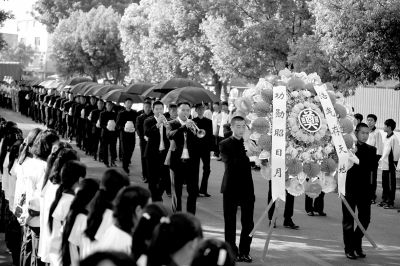 護(hù)送陣亡將士遺骸的隊(duì)伍緩緩走入殤墓園。