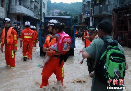 6月19日，短時(shí)強(qiáng)降雨導(dǎo)致福州長(zhǎng)樂(lè)市玉田鎮(zhèn)轄區(qū)內(nèi)多處被洪水圍困，大量人員被困。朱曉航 黃綠榮 圖/文
