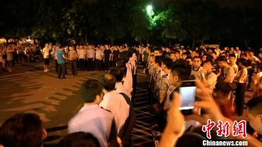大批警力集中撤離現(xiàn)場。 王剛 攝