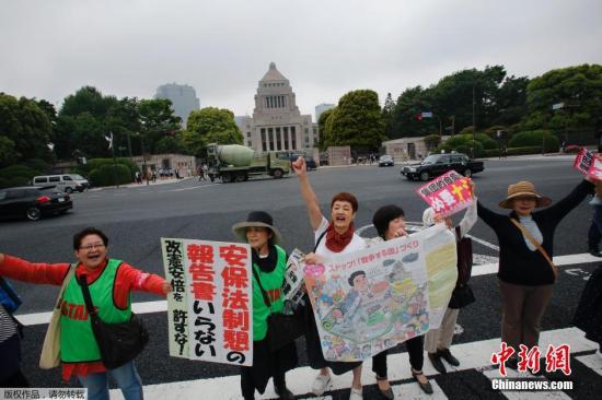 當(dāng)?shù)貢r間5月13日，日本示威者在位于東京的國會議事堂外高喊口號，反對日本政府計劃修憲以解禁自衛(wèi)權(quán)。
