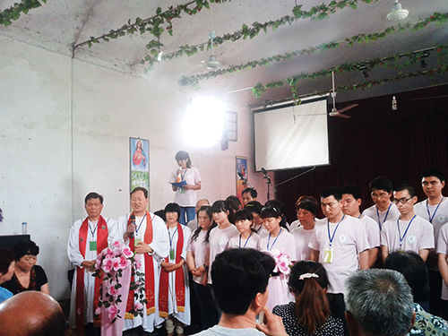 2013 年初，“全范圍教會”的信徒在參加集會。