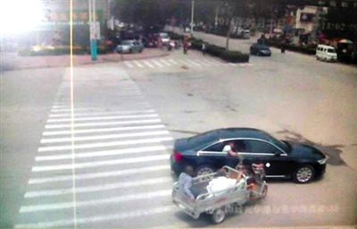 23日中午，陳母被突然噴毒。新京報(bào)記者 王瑞鋒 攝