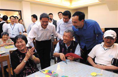 　昨日，張志軍前左二和陪同的新北市長朱立倫與老人們交談。