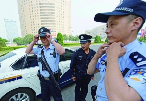 鳥巢附近,兩名民警和一名輔警負(fù)責(zé)該區(qū)域的巡邏任務(wù)。