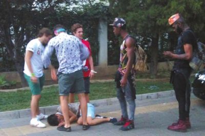 外籍男子路邊發(fā)現(xiàn)醉漢將其圍住。