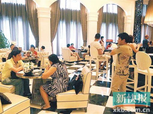 　昨天雖是工作日,但南海區(qū)某樓盤客流不少。