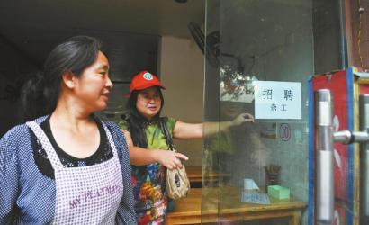 8月14日，市民志愿者體驗城管執(zhí)法招呼商家不要亂張貼。