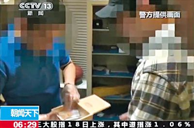 8月14日，警方從房祖名位于北京的住所搜出百余克大麻，房祖名（右）將部分毒品存放在這個木盒中。