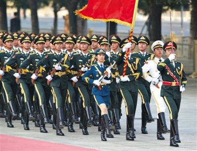 昨日，151人最大陣容的三軍儀仗隊(duì)，著新式禮賓服接受檢閱。這也是解放軍儀仗隊(duì)、軍樂團(tuán)新式禮賓服首次亮