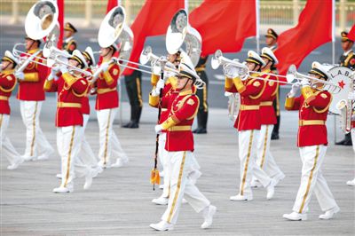 昨日，紅白相配的解放軍軍樂團(tuán)行進(jìn)演奏服亮相。杜洋 攝