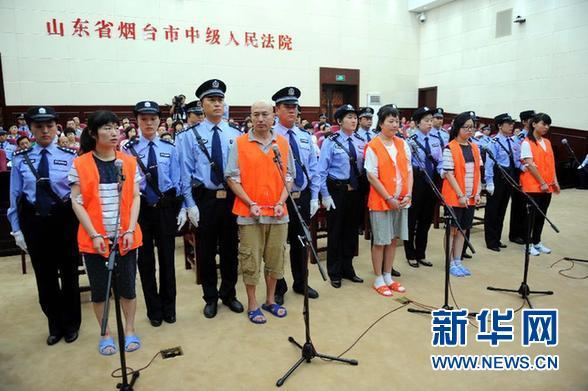 8月21日，被告人張帆、張立冬、呂迎春、張航、張巧聯(lián)到庭。法庭逐一核對被告人身份。
