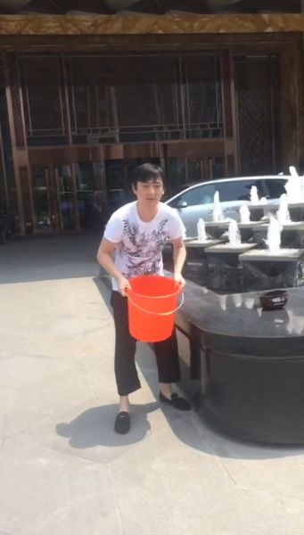 王思聰在進(jìn)行冰桶挑戰(zhàn)。