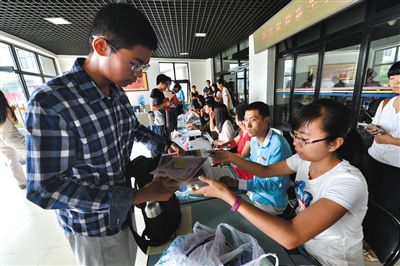 8月23日，清華大學(xué)新生在辦理入學(xué)手續(xù)。