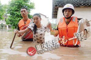 長(zhǎng)壽區(qū)，消防官兵搜救被困群眾。