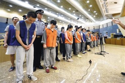 庭審現(xiàn)場。昨日，26名跨國電信詐騙嫌疑人在市一中院受審。